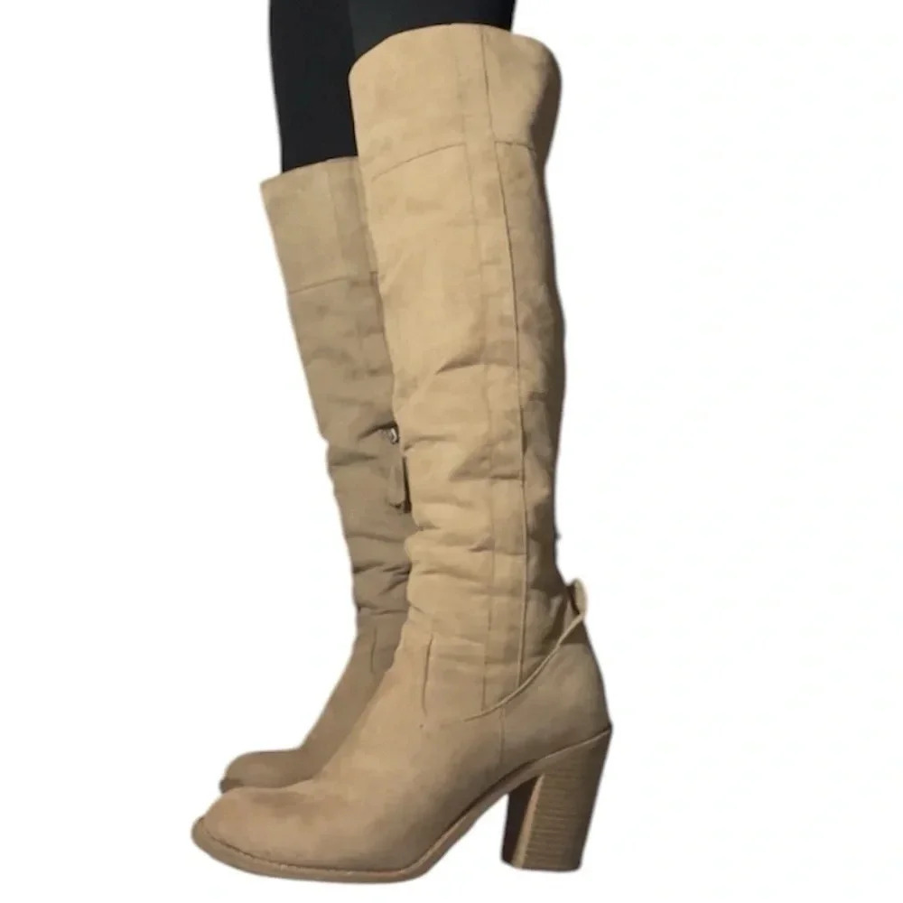 Size 8.5 Boots - Picture 2 of 8